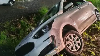 Idoso de 80 anos fica ferido após carro sair da pista e parar em barranco na ERS-129 em Guaporé - Studio TV