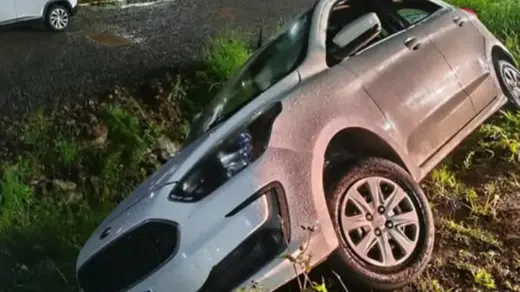 Idoso de 80 anos fica ferido após carro sair da pista e parar em barranco na ERS-129 em Guaporé - Studio TV