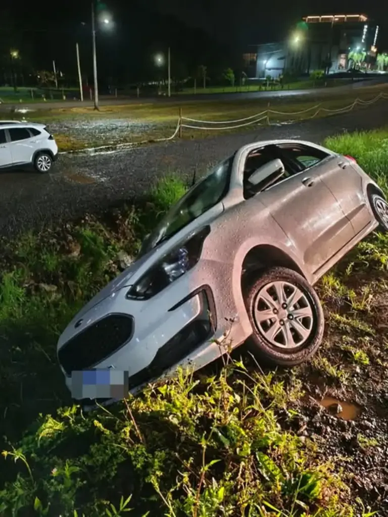 Idoso de 80 anos fica ferido após carro sair da pista e parar em barranco na ERS-129 em Guaporé - Studio TV