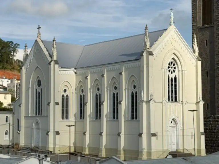 Igreja Matriz de Flores da Cunha tem nova cobertura concluída após incêndio que atingiu o templo - Studio TV