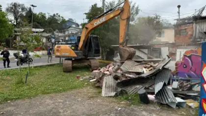 Imóvel utilizado para tráfico de drogas é demolido em Bento Gonçalves; homem é preso durante operação - Studio TV