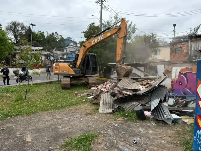 Imóvel utilizado para tráfico de drogas é demolido em Bento Gonçalves; homem é preso durante operação - Studio TV