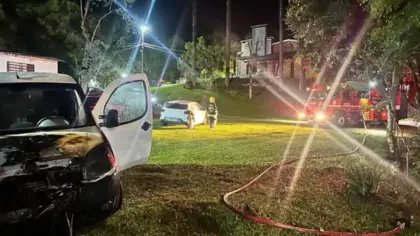 Incêndio atinge dois veículos e contêiner de lixo em área de grupo de teatro em Antônio Prado - Studio TV