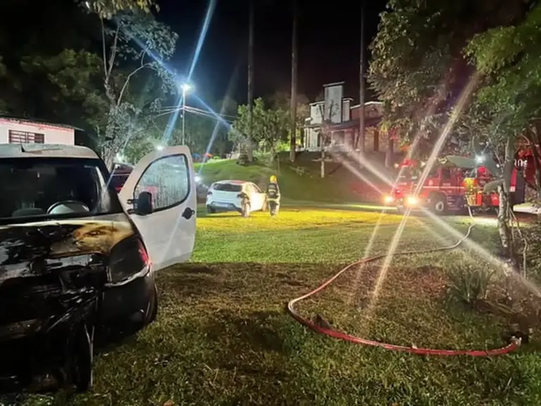 Incêndio atinge dois veículos e contêiner de lixo em área de grupo de teatro em Antônio Prado - Studio TV