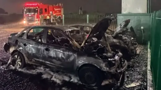 Incêndio destrói dois veículos em pátio de empresa de transportes em Vacaria - Studio TV