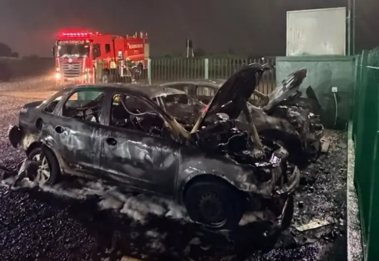 Incêndio destrói dois veículos em pátio de empresa de transportes em Vacaria - Studio TV