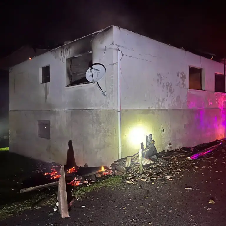 Incêndio destrói residência durante a madrugada no interior de Antônio Prado - Studio TV