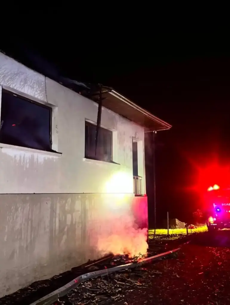 Incêndio destrói residência no interior de Antônio Prado - Studio TV