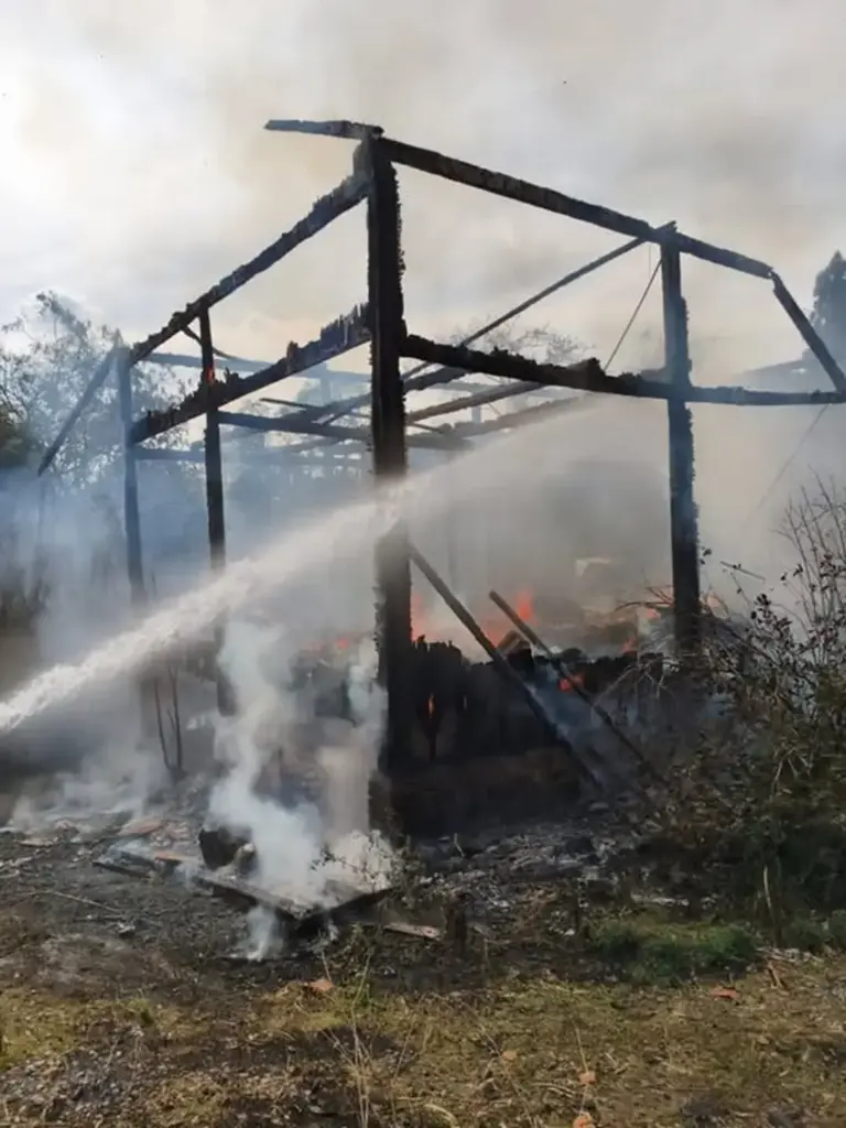 Incêndio destrói residência no interior de Guaporé e caso será investigado - Studio TV