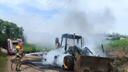 Incêndio destrói retroescavadeira da prefeitura em Vespasiano Corrêa - Studio TV