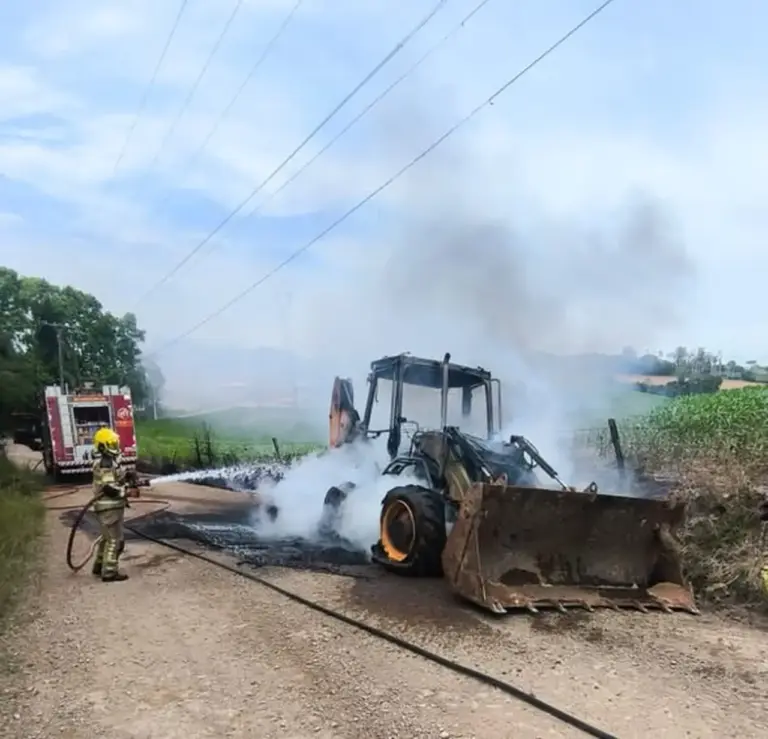 Incêndio destrói retroescavadeira da prefeitura em Vespasiano Corrêa - Studio TV