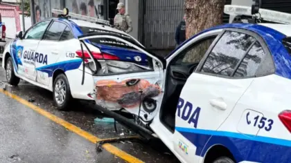 Jeep Compass atinge duas viaturas da Guarda Municipal e deixa agente ferido em Caxias do Sul - Studio TV