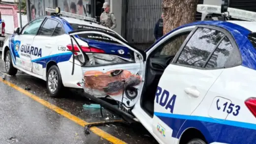 Jeep Compass atinge duas viaturas da Guarda Municipal e deixa agente ferido em Caxias do Sul - Studio TV