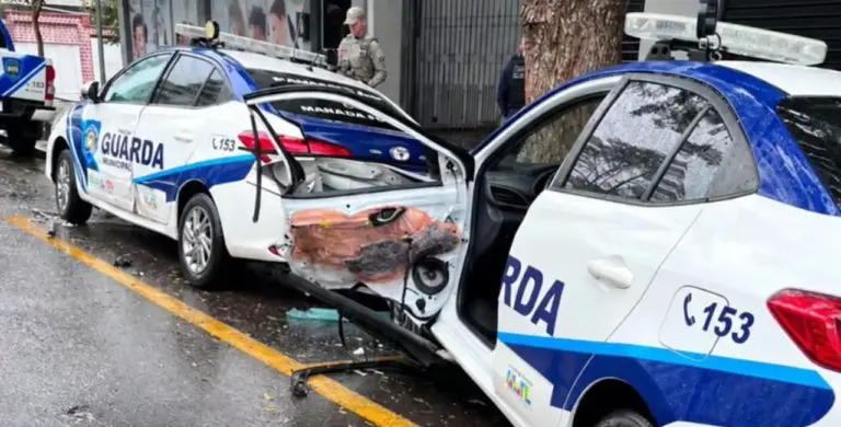 Jeep Compass atinge duas viaturas da Guarda Municipal e deixa agente ferido em Caxias do Sul - Studio TV