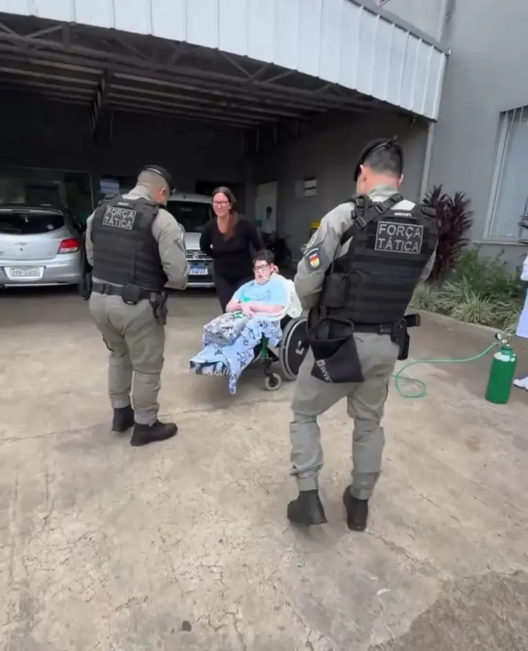 Jovem internado desde o nascimento realiza sonho de conhecer a Força Tática em Ijuí - Studio TV