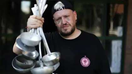 Chef Julio Ritta, fundador do projeto social Cozinheiros do Bem, com utensílios de cozinha