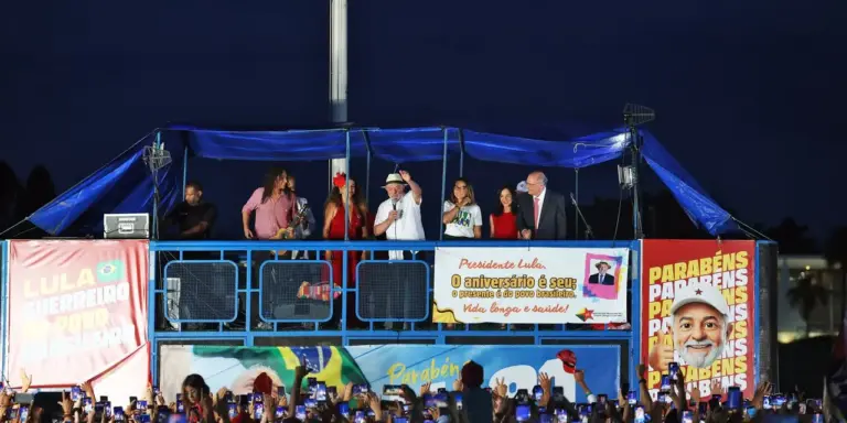 Lula chama saída de Flávio Bolsonaro para os EUA de “ato vergonhoso” - Studio TV