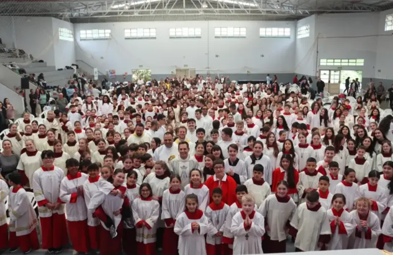 Mais de 600 pessoas participam de encontro de coroinhas e acólitos em Caxias do Sul - Studio TV
