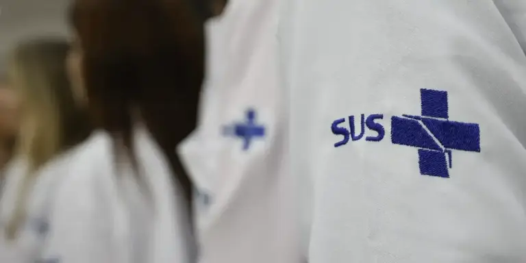 Mais Médicos Especialistas abre 224 vagas imediatas e inscrições seguem até 29 de outubro - Studio TV