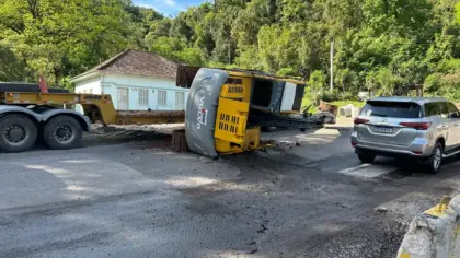 Maquinário tomba na BR-470, na Serra das Antas, e trânsito fica em meia pista - Studio TV