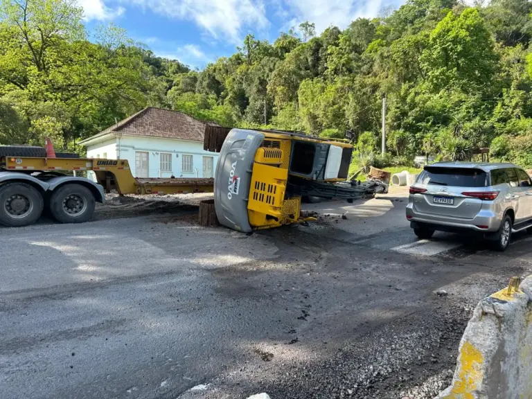 Maquinário tomba na BR-470, na Serra das Antas, e trânsito fica em meia pista - Studio TV
