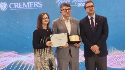 Médico e ex-prefeito de Veranópolis Waldemar De Carli recebe Troféu Mérito Médico 2026 - Studio TV