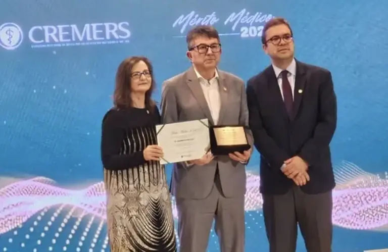Médico e ex-prefeito de Veranópolis Waldemar De Carli recebe Troféu Mérito Médico 2026 - Studio TV