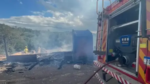 Menino de 11 anos morre após incêndio atingir duas casas em Taquara - Studio TV