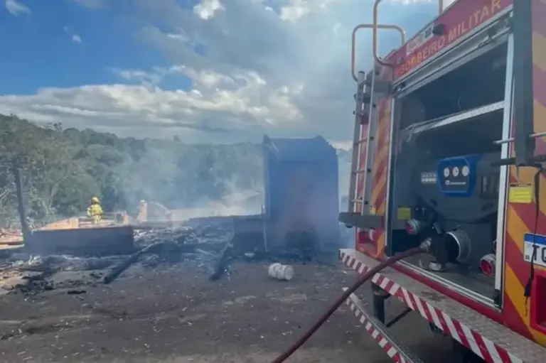 Menino de 11 anos morre após incêndio atingir duas casas em Taquara - Studio TV
