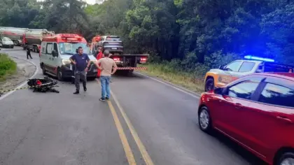 Registro do acidente envolvendo motocicleta e caminhão na ERS-324