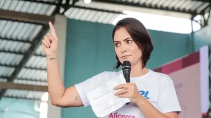 Michelle Bolsonaro se envolve em discussão com eleitora durante votação em Brasília - Studio TV