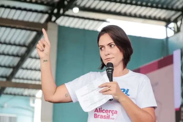 Michelle Bolsonaro se envolve em discussão com eleitora durante votação em Brasília - Studio TV