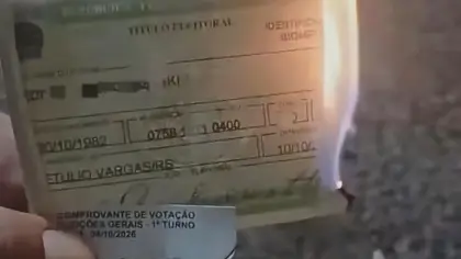 Morador do RS queima título de eleitor em protesto contra cenário político - Studio TV