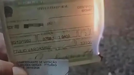 Morador do RS queima título de eleitor em protesto contra cenário político - Studio TV