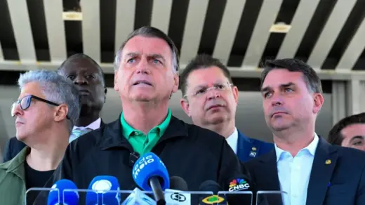 Moraes autoriza Flávio Bolsonaro a voltar a visitar Jair Bolsonaro após 90 dias de proibição - Studio TV