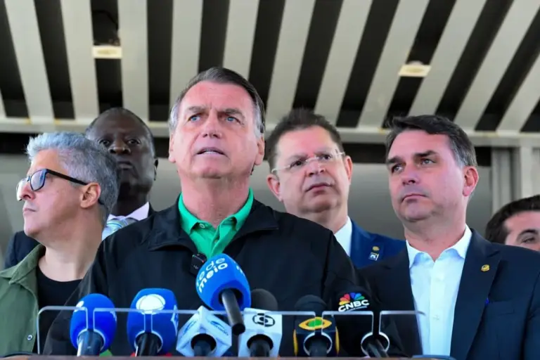 Moraes autoriza Flávio Bolsonaro a voltar a visitar Jair Bolsonaro após 90 dias de proibição - Studio TV