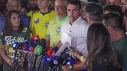 Moraes determina entrega de passaportes de Flávio Bolsonaro e proíbe senador de deixar o Brasil - Studio TV