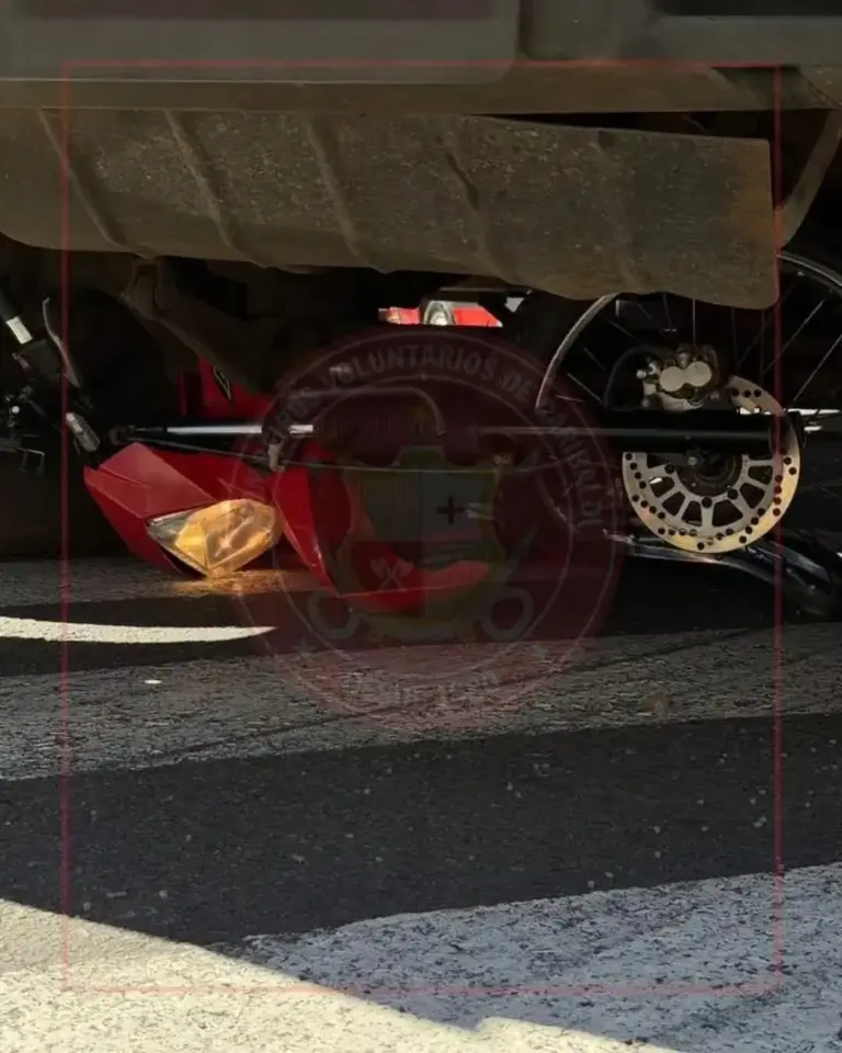 Motociclista fica ferido após colisão com caminhão em Garibaldi - Studio TV