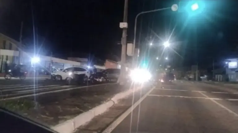Motociclista sofre ferimentos graves em colisão com dois carros na BR-116, em Caxias do Sul - Studio TV