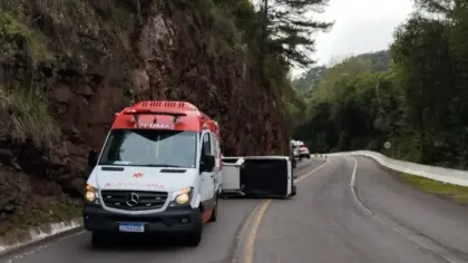 Motorista fica ferida após camionete capotar na BR-116, na Serra Gaúcha - Studio TV