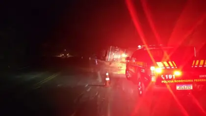 Motorista fica ferido após carreta de soja tombar na Serra de Pouso Novo - Studio TV
