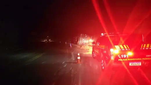 Motorista fica ferido após carreta de soja tombar na Serra de Pouso Novo - Studio TV