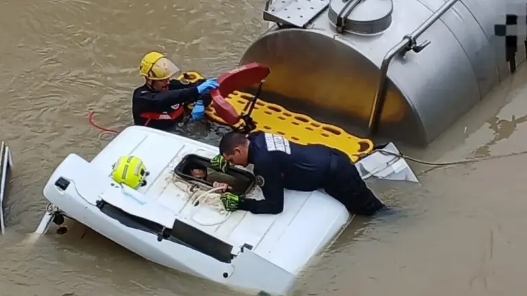 Motorista fica preso em caminhão submerso e precisa respirar por tubo durante resgate em Santa Catarina - Studio TV
