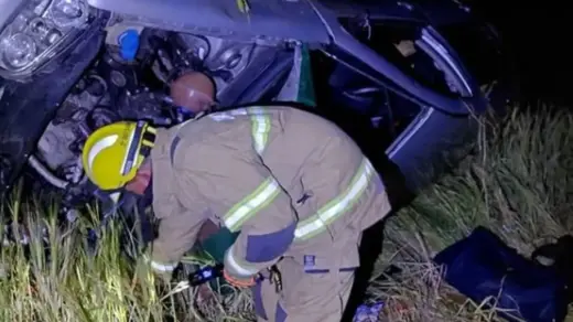 Bombeiro atende ocorrência de capotamento de veículo na BR-470, em Lagoa Vermelha.
