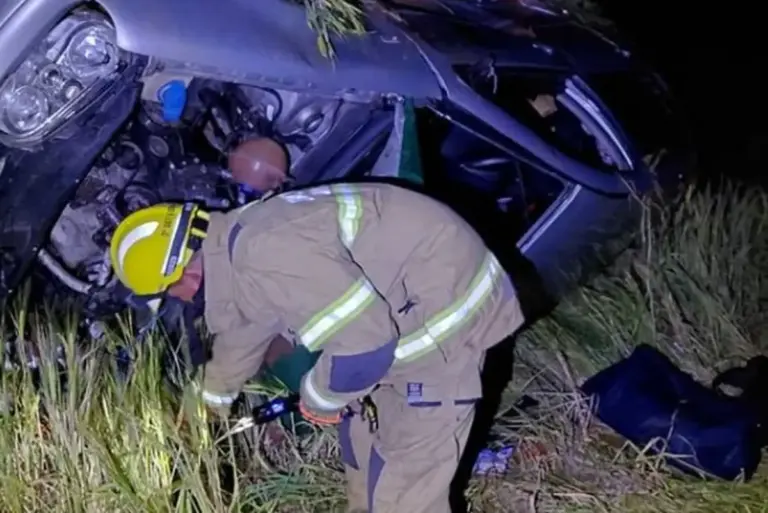 Bombeiro atende ocorrência de capotamento de veículo na BR-470, em Lagoa Vermelha.