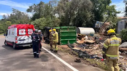 Mulher morre após ser atingida por caminhão que tombou na RSC-453, em Lajeado - Studio TV