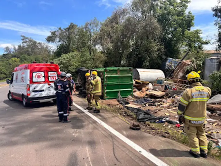 Mulher morre após ser atingida por caminhão que tombou na RSC-453, em Lajeado - Studio TV