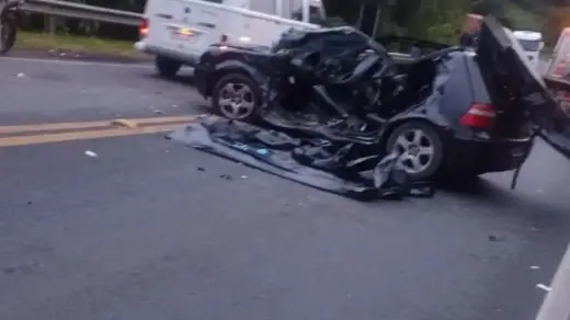 Automóvel preto com danos severos na BR-470 após colisão em Bento Gonçalves