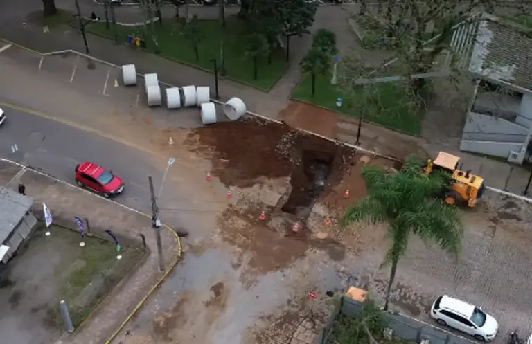Nova Bassano realiza troca de tubulação após vazamento na rede da Corsan - Studio TV