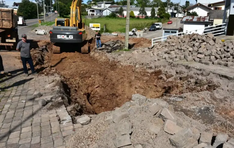 Obra de drenagem avança na Rua Epitácio Pessoa para reduzir alagamentos em Veranópolis - Studio TV